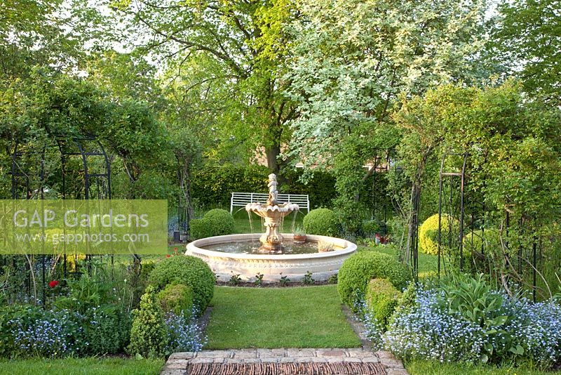 Jardin à la française avec fontaines, Sorbus aria, Tilia cordata - Manoir