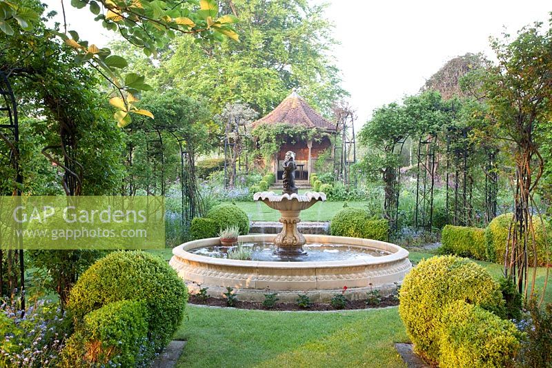 Jardin à la française avec fontaine - Manoir