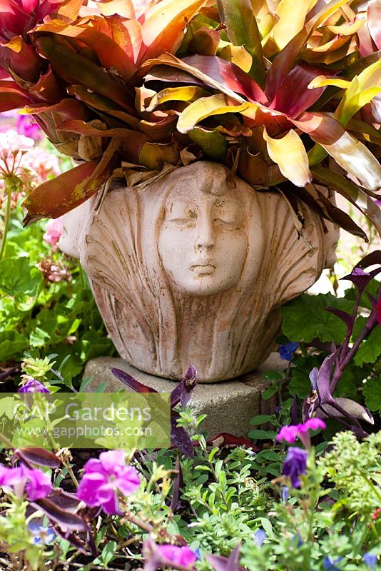 'Four Seasons 'pot décoratif planté de broméliacées - Leu Gardens, Orlando Forida