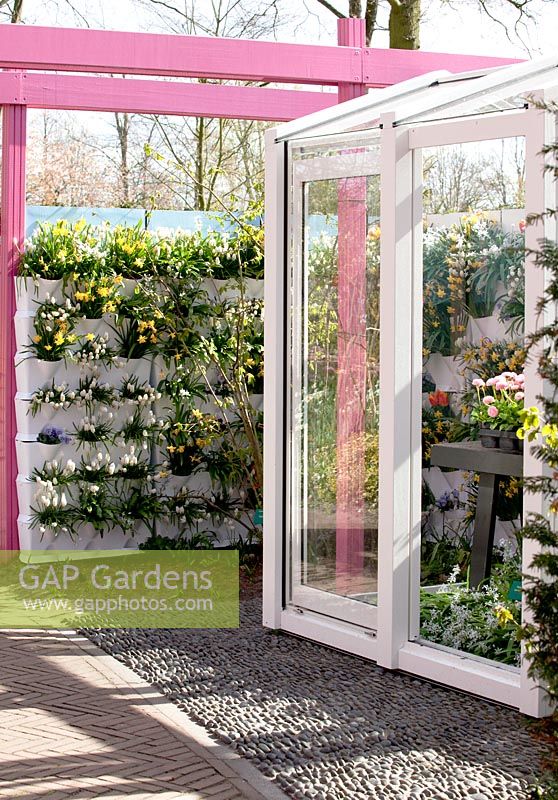 Un véritable jardin urbain avec un jardinage vertical pour profiter au maximum d'un petit espace - Inspirationgarden 'Tasty', Keukenhof, Hollande