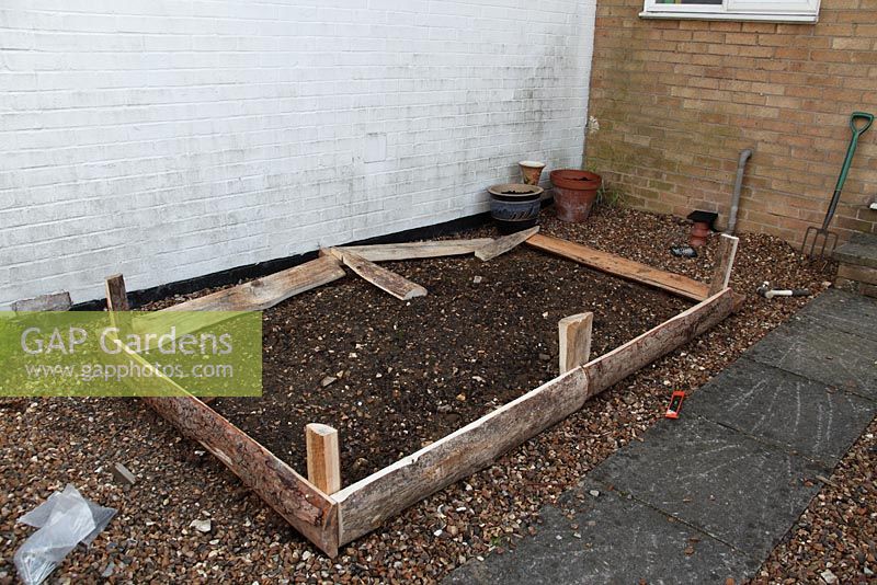 Réaliser une parcelle de jardin adaptée aux enfants étape 1 - disposer les panneaux latéraux et les chevilles en bois