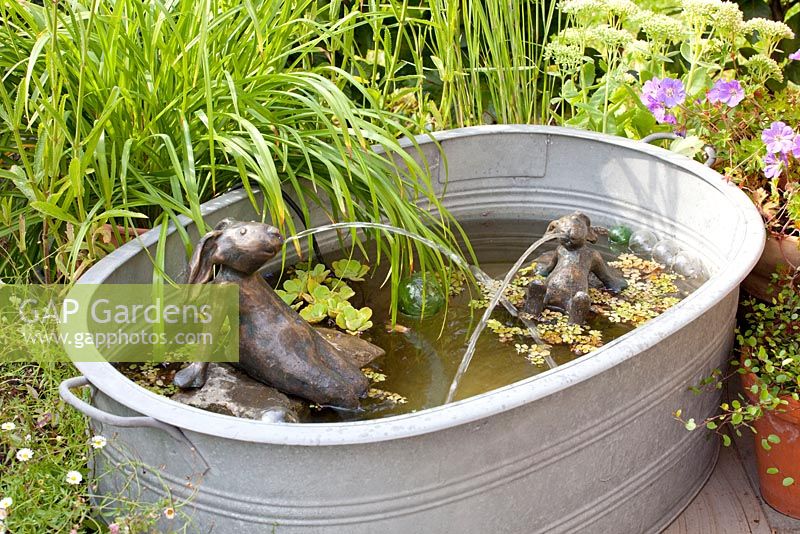 Fontaines de lièvre en bronze dans une pièce d'eau faite maison