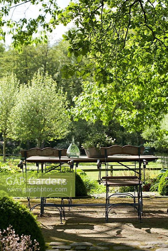 Espace détente sous le chêne, De Romantische tuin - Le jardin romain de Dina Deferme et Tony Pirotte