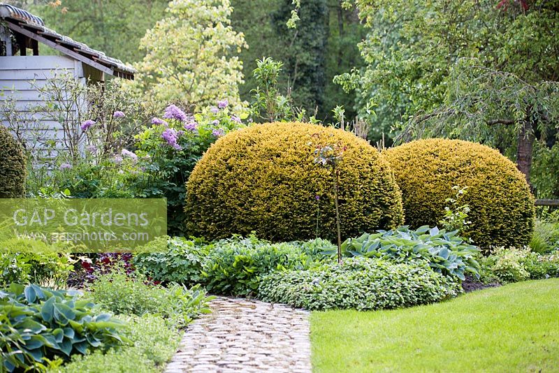 Parterres de fin de printemps avec topiaire if, De Romantische tuin - Le jardin romain de Dina Deferme et Tony Pirotte