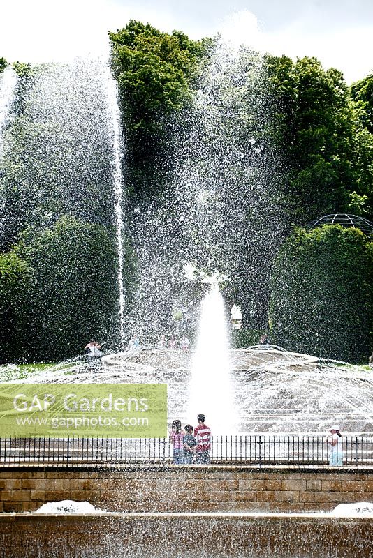 La grande cascade. Jardin d'Alnwick. Royaume-Uni