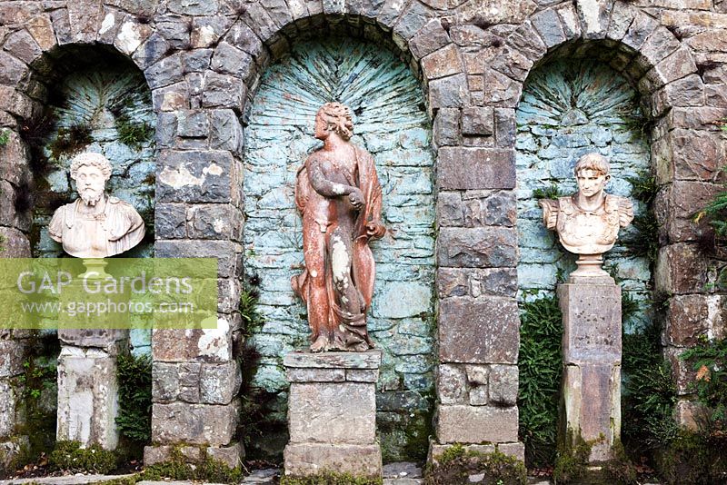 Jardin Plas Brondanw, Pays de Galles. Niches avec statues
