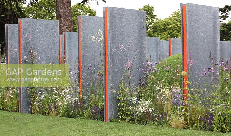 Séance moderne - The World Vision Garden - Hampton Court Flower Show 2011