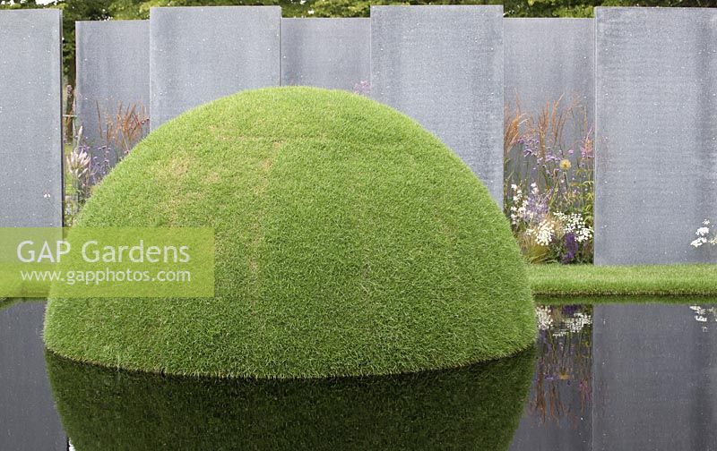 Jeu d'eau avec monticule d'herbe - Le Jardin de Vision Mondiale - Hampton Court Flower Show 2011