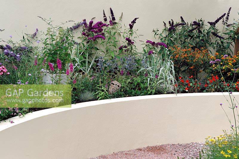 Parterre de fleurs surélevé avec plantation pour attirer les papillons. Jardin de papillons jungles. Salon des fleurs du palais de Hampton Court 2012