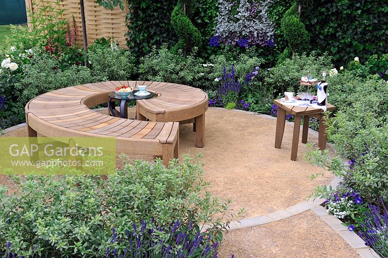 Banc circulaire en bois dans le jardin de célébration et de jubilation. Salon des fleurs du palais de Hampton Court 2012