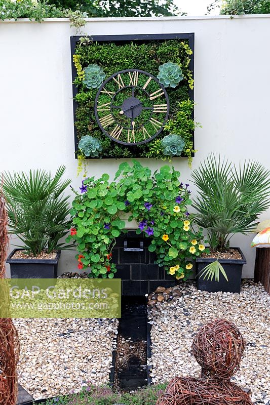Horloge florale et vivante sur le mur du jardin, 'The Wheels of Time Garden', Hampton Court Palace Flower show 2012