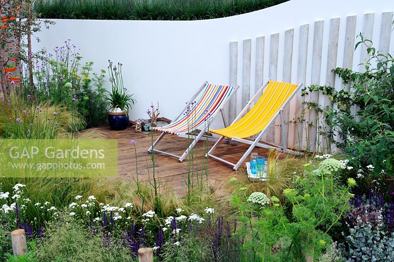 Terrasse en bois avec terrasse arrière décorative, 'Jardin de dérive côtière', Hampton Court Palace Flower Show 2012