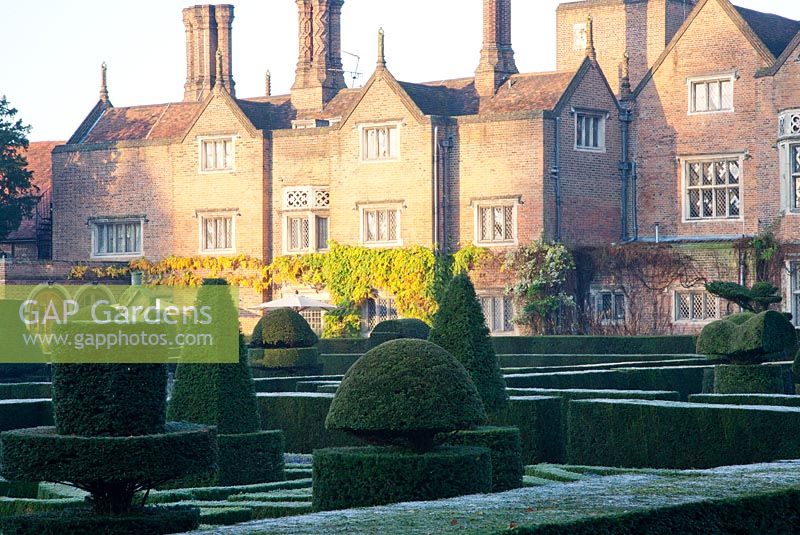 Jardin topiaire formel en hiver devant une maison classée Grade II Great Fosters, Surrey