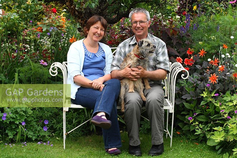 Barry et Mandy Milton avec leur parterre de fleurs, Monty - Le Lézard, Wymondham, Norfolk