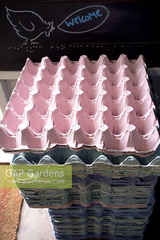 Pile de plateaux à œufs vides, tableau noir avec heures d'ouverture et informations - Annabel's Egg Shed, Cavick House Farm, Norfolk