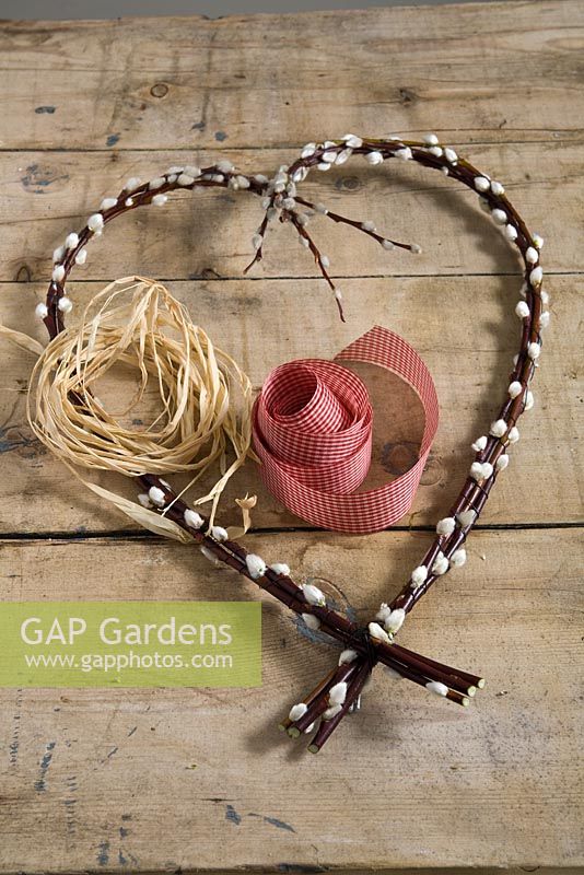 Étape par étape - Fixation du ruban et du fil - fabrication d'une décoration en forme de cœur en utilisant Salix caprea, saule