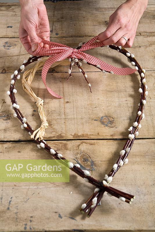 Étape par étape - Fixation du ruban et du fil - fabrication d'une décoration en forme de cœur à l'aide de Salix Caprea - saule