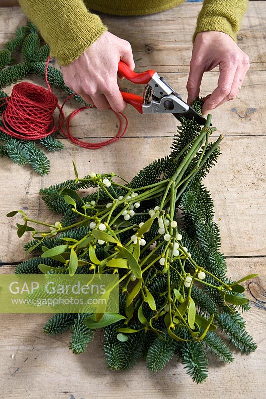 Étape par étape - Faire des décorations de Noël naturelles en utilisant des branches de pin et de gui - couper et attacher ensemble