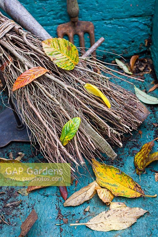 Balai à rameaux traditionnel avec des feuilles d'automne,