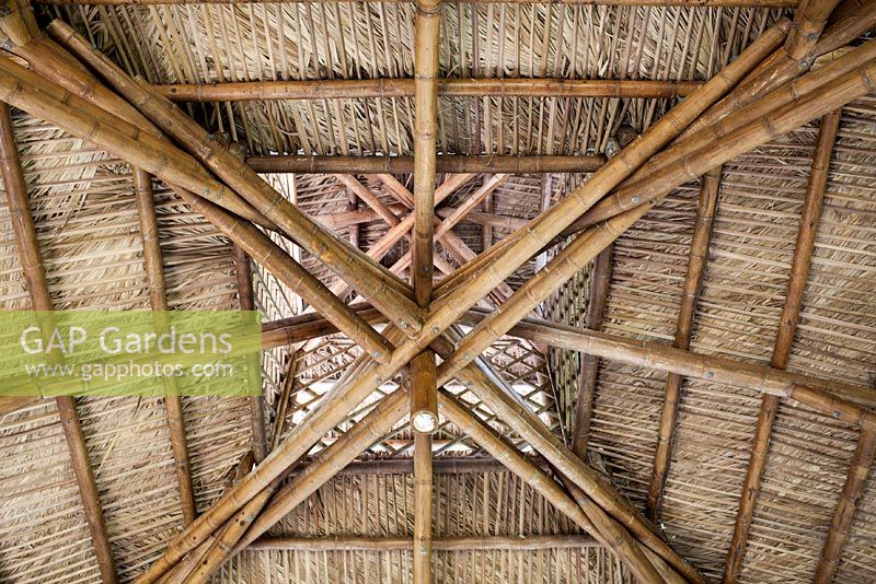 Le Bamboo Pavilion est construit avec près de 350 tiges de bambou fumé de Guadua angustifolia et plus de 9000 frondes de palmier Sabal pour le toit de chaume fabriqué par les Indiens Seminole - McKee Botanical Garden, Vero Beach, Floride