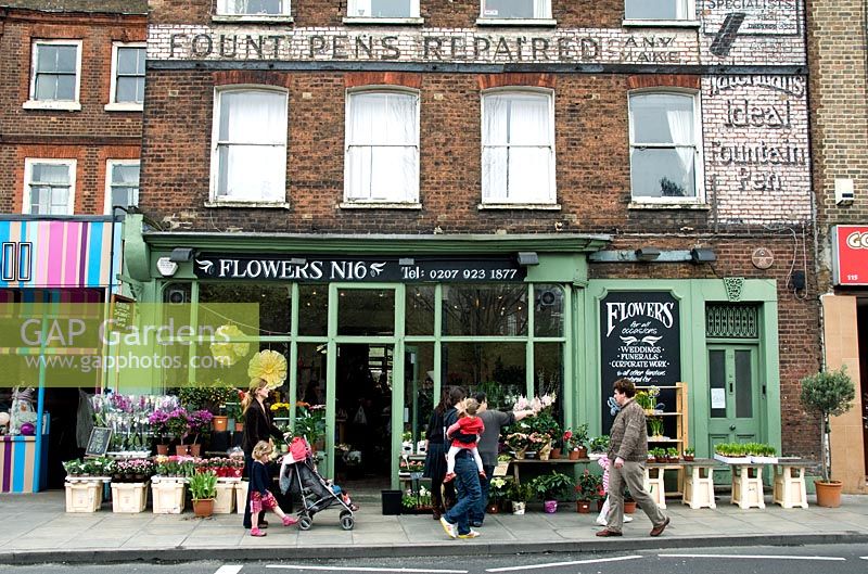 Fleurs N16, un magasin de fleurs urbain à Stoke Newington, Church Street avec des gens qui passent, London Borough of Hackney