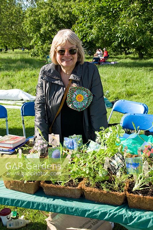Kathryn Lwin de River of Flowers, une entreprise sociale qui encourage les fleurs sauvages dans l'environnement de la ville, photographiée devant son étal au Camden, maintenant London Green Fair, Regent's Park, Central London