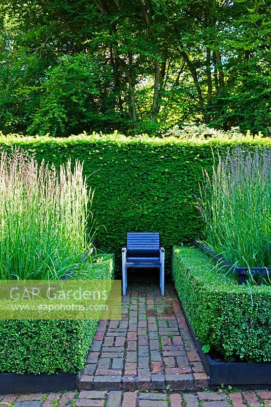 Le Jardin Cornfiled avec Calamagrostis acutifora 'Overdam' avec lettrage sur rails. Ifs et haies - Veddw House Garden, Monmouthshire, Pays de Galles