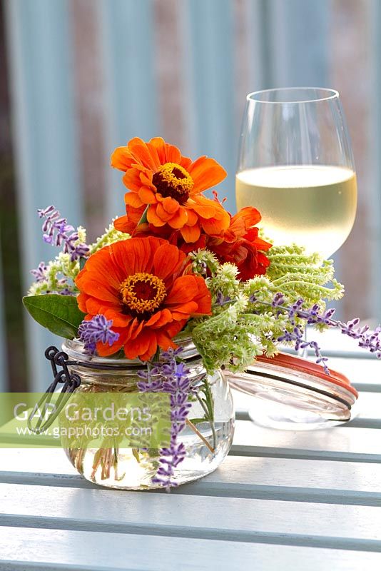 Bouquet de Zinnia et verre de vin blanc