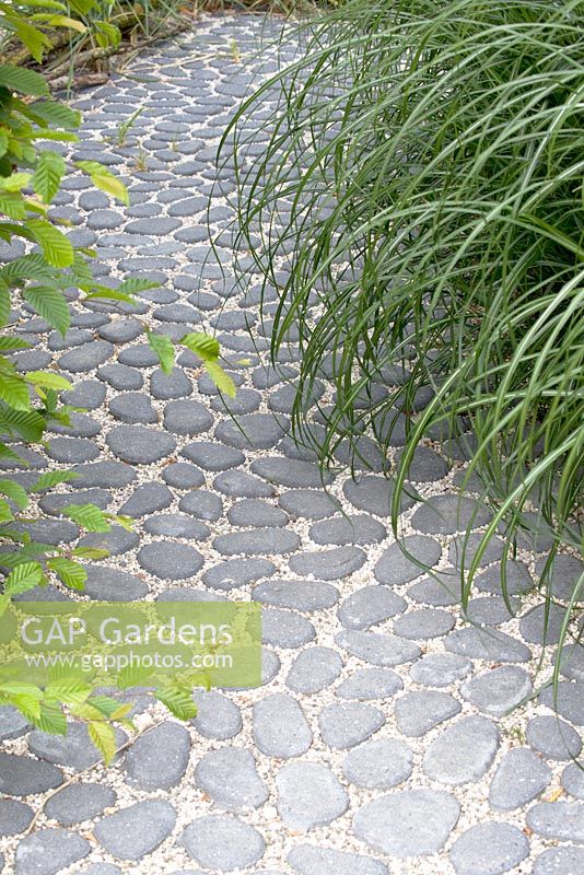 Chemin pavé en pierre dans le jardin conçu par Jacqueline Volker au Garden Festival à Appeltern.