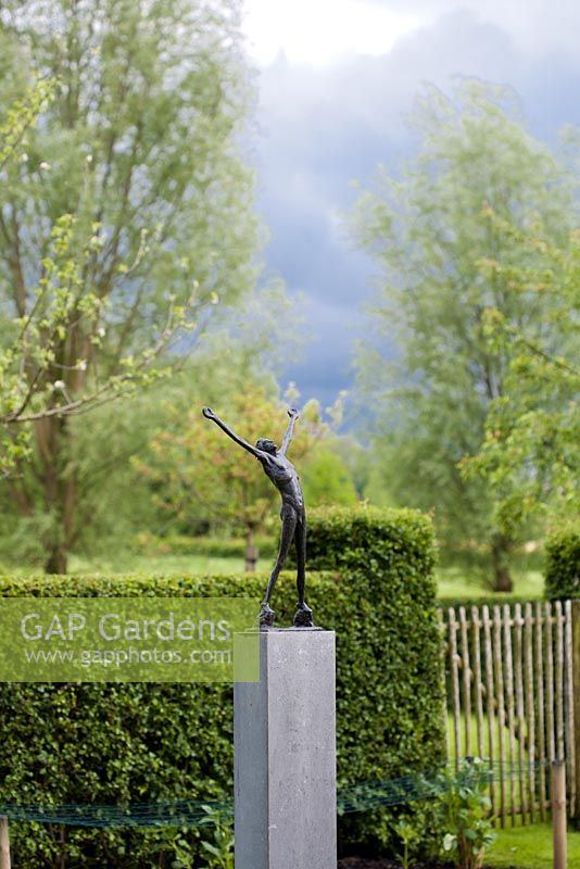 Jardin de printemps avec sculpture, De Carishof