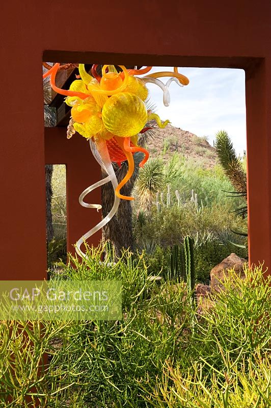 Zone aride xeriscape du désert avec sculpture en verre contemporaine par Dale Chihuly - The Phoenix Botanic Garden, USA