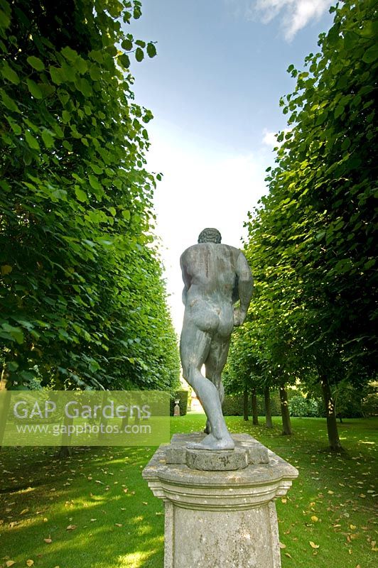 La statue du gladiateur et l'avenue du tilleul - Cottesbrooke Hall, Northamptonshire