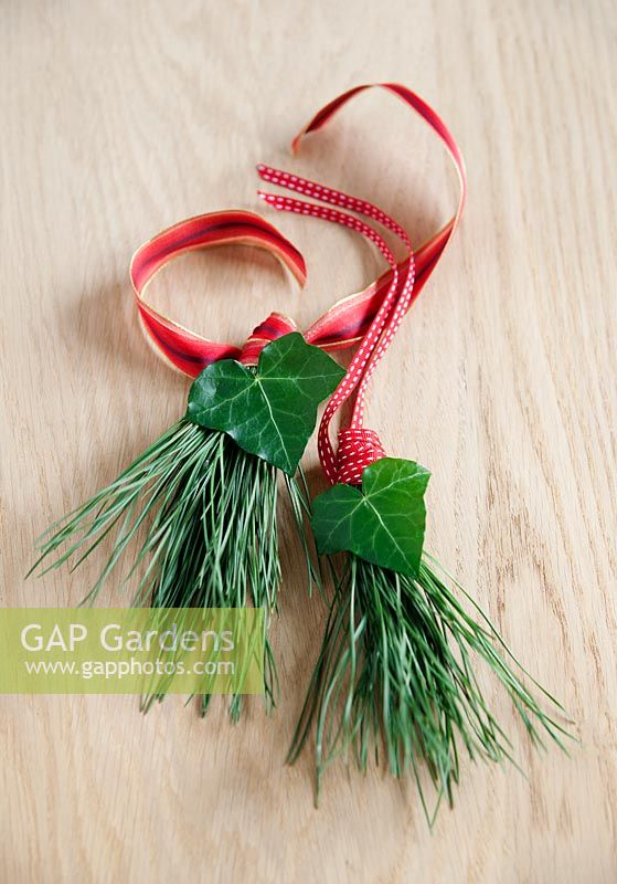 Étape par étape - Réaliser une décoration à partir de feuilles de pin sylvestre et de lierre - ruban attaché