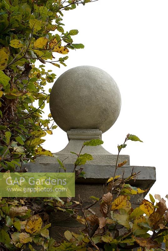 Lampe d'extérieur en résine déguisée en boule de pierre au sommet d'un pilier, conçue par Joanna Wallis