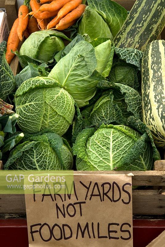 Légumes sur l'étal du marché, avec un message vert sur les kilomètres alimentaires