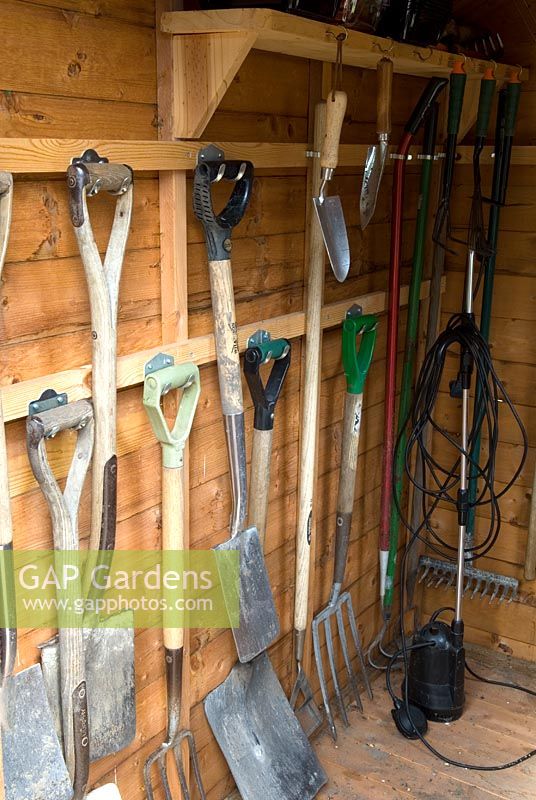 Rangement soigné des outils de jardin dans le hangar - Bays Farm NGS, Forward Green, Suffolk