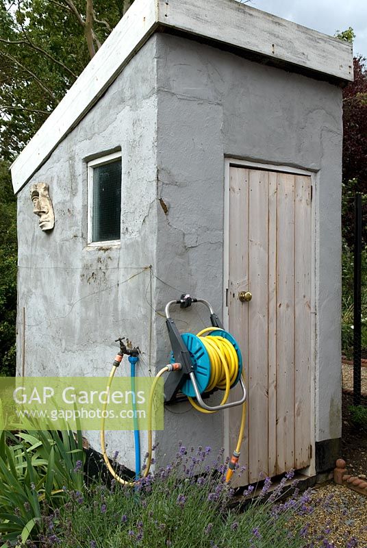 Conversion d'un ancien lavabo extérieur en abri de jardin, avec alimentation en eau et tuyau d'arrosage attachés - Bays Farm NGS, Forward Green, Suffolk