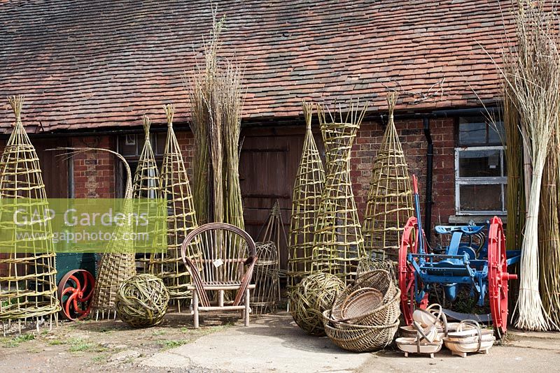 Une variété de supports végétaux, sphère sculpturale, chaise gitane, trugs et paniers par le tisserand Dominic Parrette - Sussex Willow