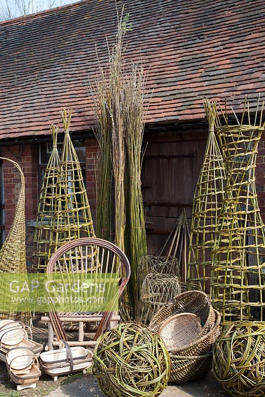Une variété de créations réalisées par Dominic Parrette, y compris des supports de plantes, une sphère sculpturale, une chaise gitane, des trugs et des paniers - Sussex Willow