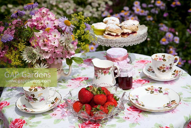 Jolie table pour le thé - Garden Neighbors