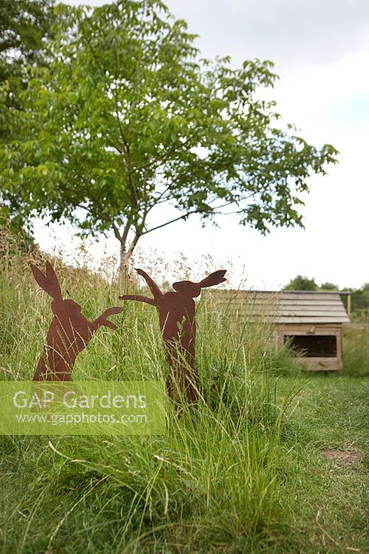 Métal, boxe 'lièvres' et cabane de poulet à Worton Organic Garden Farm