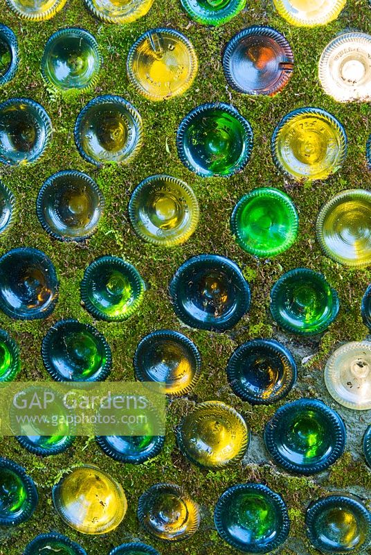 Bases de bouteilles en verre fixées dans du ciment formant un abri en forme de dôme - Moulin Westonbury