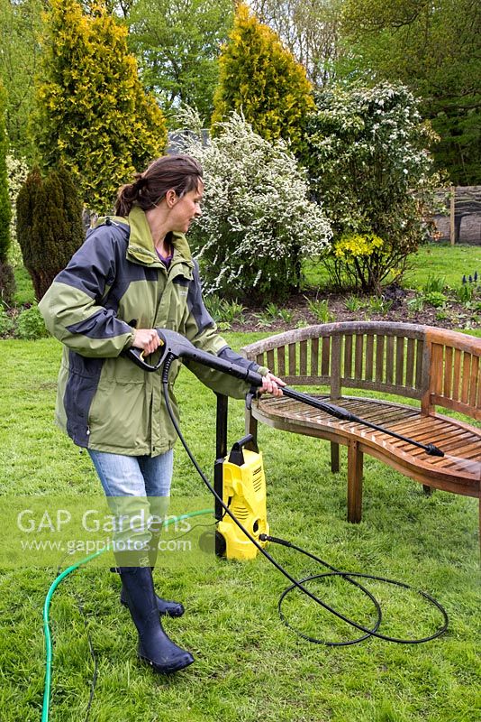 Entretien de mobilier de jardin - Lavage à pression d'un banc incurvé en teck