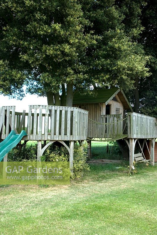 Zone d'activités pour les enfants avec maison de jeu surélevée - Open Gardens Day 2013, Waldringfield, Suffolk