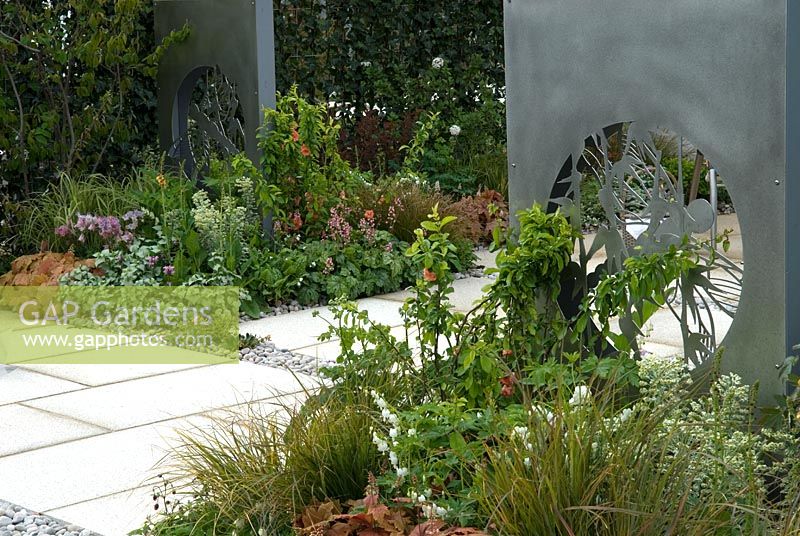 Jardin contemporain avec dalles de granit et panneaux d'art en acier inoxydable - Jardin d'exposition 'Solar Chic', Silver Award, Malvern Spring Show 2013