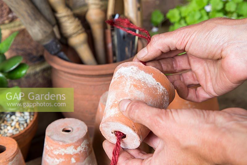 Étape par étape - Réaliser une décoration à partir de petits pots en terre cuite à accrocher à l'intérieur du wigwam noisette