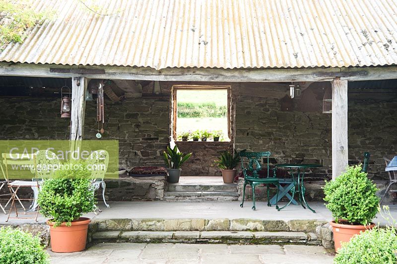Le jardin Loggia avec grange ouverte couverte à la fin utilisé pour servir des thés les jours portes ouvertes. Ashley Farm, Stansbatch, Herefordshire, Royaume-Uni