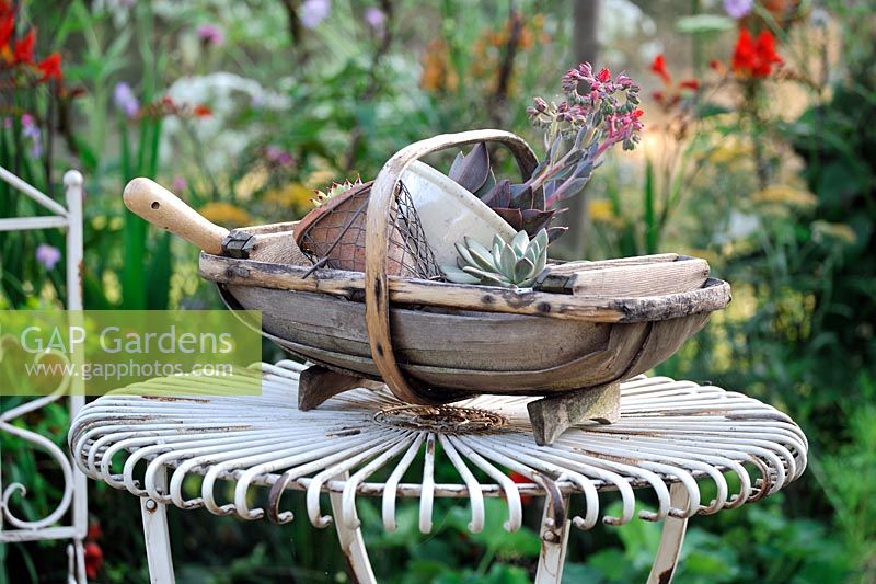 Trug en bois sur table en métal avec outils et pots, The Hot stuff GardenRHS Hampton Court Flower Show 2013 Design - Victoria Truman, liz Rentzsch, Marcus Foster