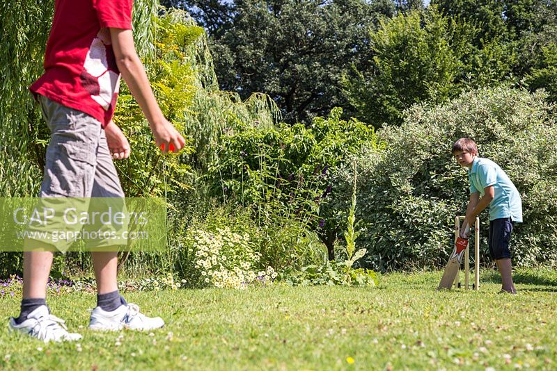 Enfants jouant au cricket dans le jardin