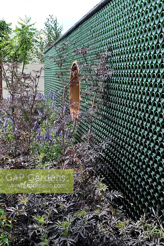 Mur de jardin de bouteilles de vin recyclé. Jardin Greenco Sense - RHS Tatton Park Flower Show 2013